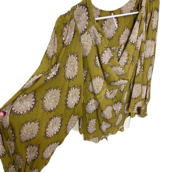 Free people bell sleeve with gathered chest blouse high low size small - Picture 2 of 4